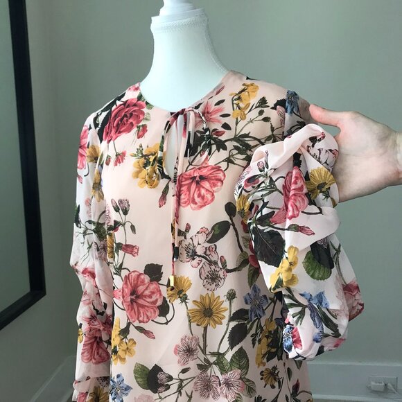 Vince Camuto V-Neck Floral Mini Dress | Pink Floral Pattern | Size 6 - Picture 9 of 10